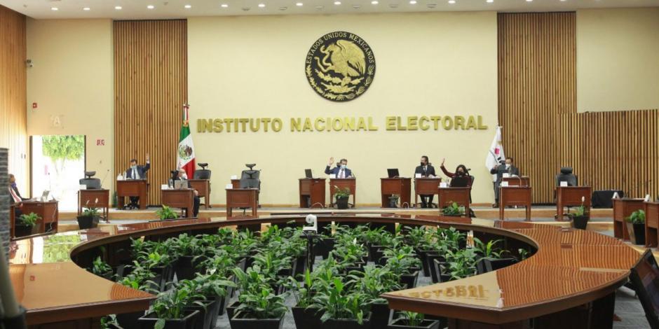 Consejeros del Instituto Nacional Electoral en sesión ordinaria celebrada el pasado 17 de noviembre
