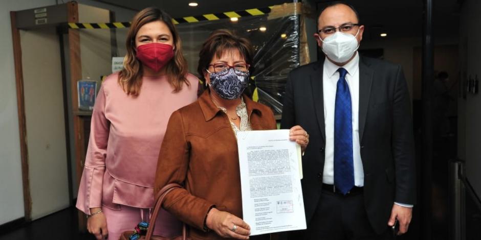 La diputada Martha Ávila, la diputada Nancy Núñez y el diputado Gerardo Villanueva, asistieron a la Contraloría del Gobierno de la Ciudad a presentar la denuncia.