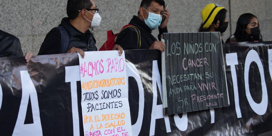 Padres de niños enfermos con cáncer exigen quimioterapias durante una protesta en el AICM, ayer.