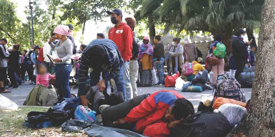 Centroamericanos varados en Puebla, duermen a la intemperie, ayer.