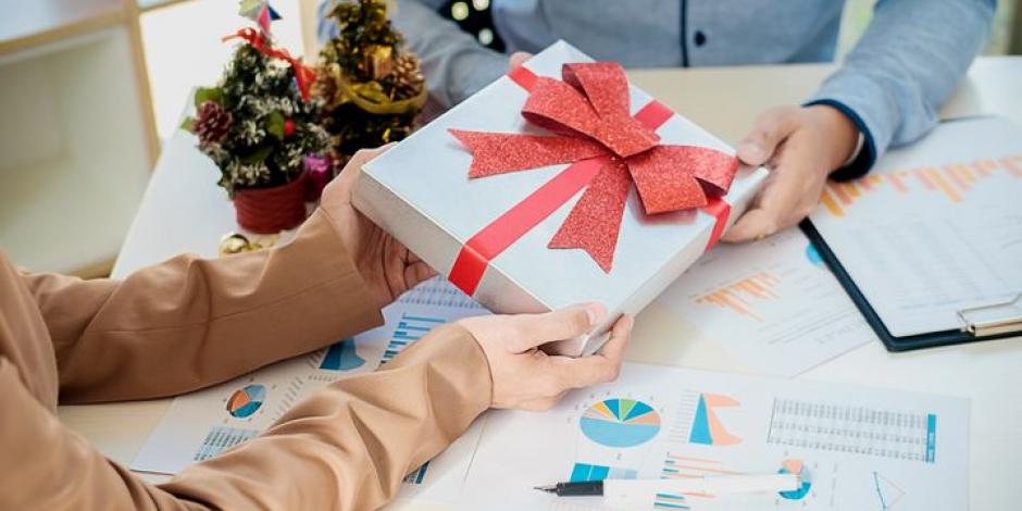 Empleado se niega a cooperación para comprar regalos a los jefes en la empresa