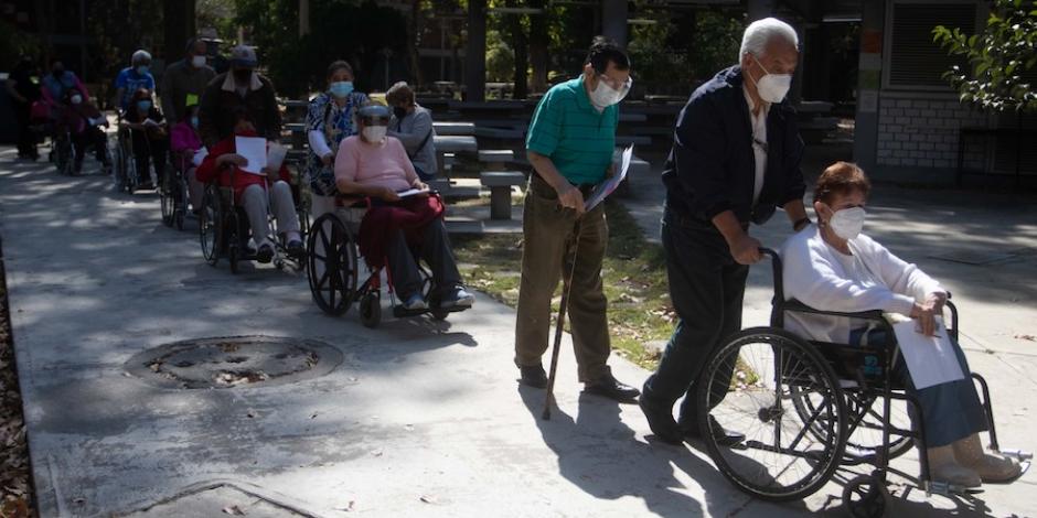 Cientos de adultos mayores colmaron ayer el módulo de la prepa 5.