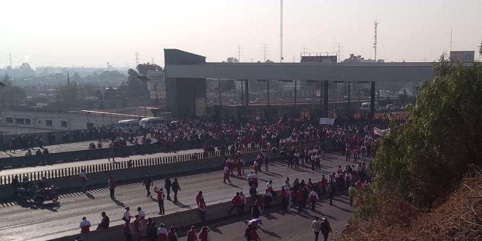 Cientos de trabajadores bloquearon este miércoles la carretera México-Pachuca, en protesta contra la autoridad.