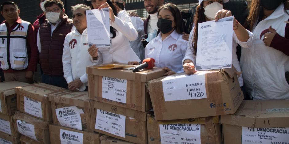 Integrantes de la organización Que siga la Democracia, durante la entrega de cajas con el millón de rúbricas ante el INE, ayer.