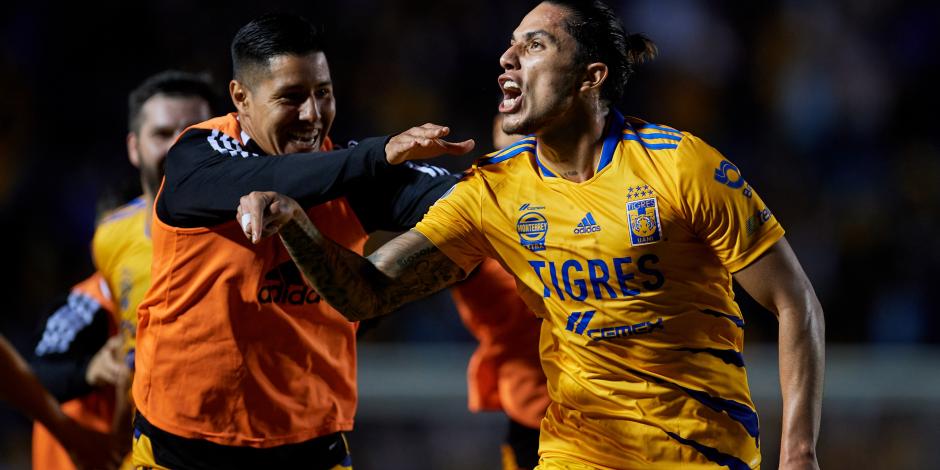 Carlos Salcedo festeja su gol en la vuelta de los cuartos de final de la Liga MX entre Tigres  y Santos, el pasado 28 de noviembre.