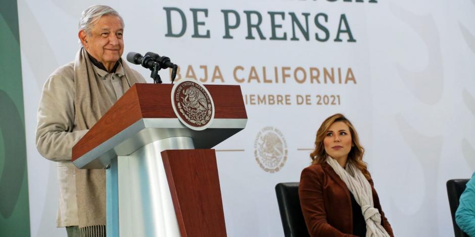 El Presidente de México, Andrés Manuel López Obrador, respaldó la creación de la Secretaría de Seguridad y Protección Ciudadana de Baja California. En la imagen, el titular del Ejecutivo federal acompañado de la gobernadora, Marina del Pilar Avila