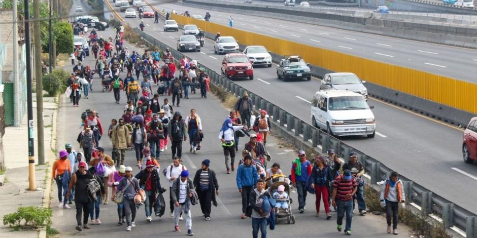 La Caravana Migrante camina sobre la autopista México-Puebla rumbo a la Ciudad de México.