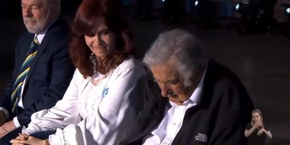 Pepe Mujica se quedó dormido durante el discurso del presidente de Argentina.