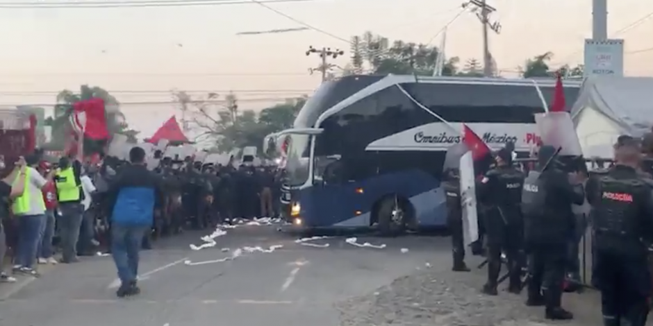 Autobús en el que viajaban los familiares de los futbolistas del Atlas al Estadio Jalisco.