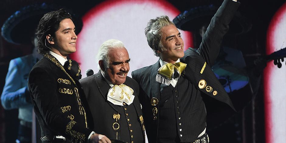 Vicente Fernández, flanqueado por su nieto Álex y  su hijo Alejandro, en los Latin  Grammy, en  2019.