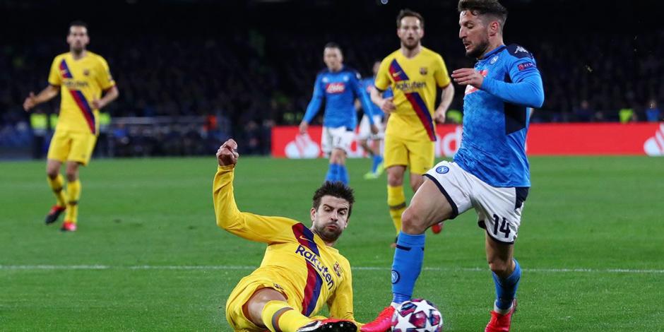 Una acción de un duelo entre Barcelona vs Napoli