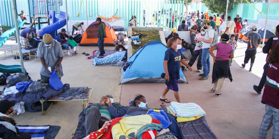 Migrantes descansan, ayer, en la Casa del Peregrino, tras llegar a la CDMX.