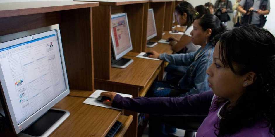 Una mujer utiliza una computadora en un cibercafé: Así puedes tramitar una constancia de extravío o robo de objetos y documentos