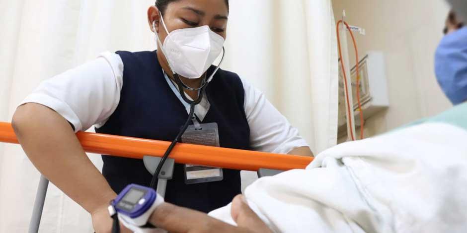Una enfermera atiende a uno de los migrantes que resultó lesionado por el accidente del pasado 9 de diciembre: 62 hospitalizados, 45 altas y siete defunciones, el saldo hasta el momento