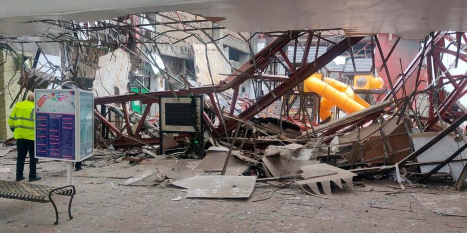 La Plaza Otay en Tijuana, Baja California, sufrió el colapso de su techo; medios locales apuntaron que se debió a las lluvias de los últimos días