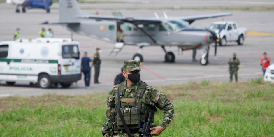 Minutos después de la primera explosión en el en aeropuerto de Cúcuta, Colombia, los policías identificaron otra maleta, la cual estalló mientras se acercaban.