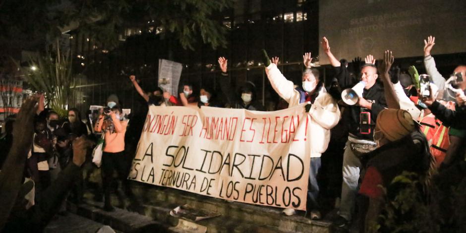 Indocumentados protestan en Polanco para exigir al INM diálogo sobre su proceso de regularización, ayer.