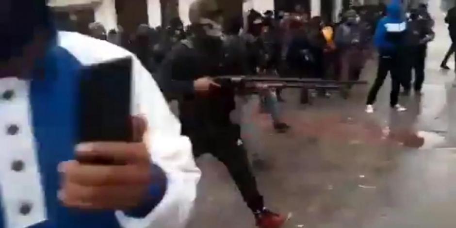 En redes sociales circuló un video en donde un grupo de hombres armados ingresó a la plaza central en Oxchuc, Chiapas, y lanzó disparos al aire.