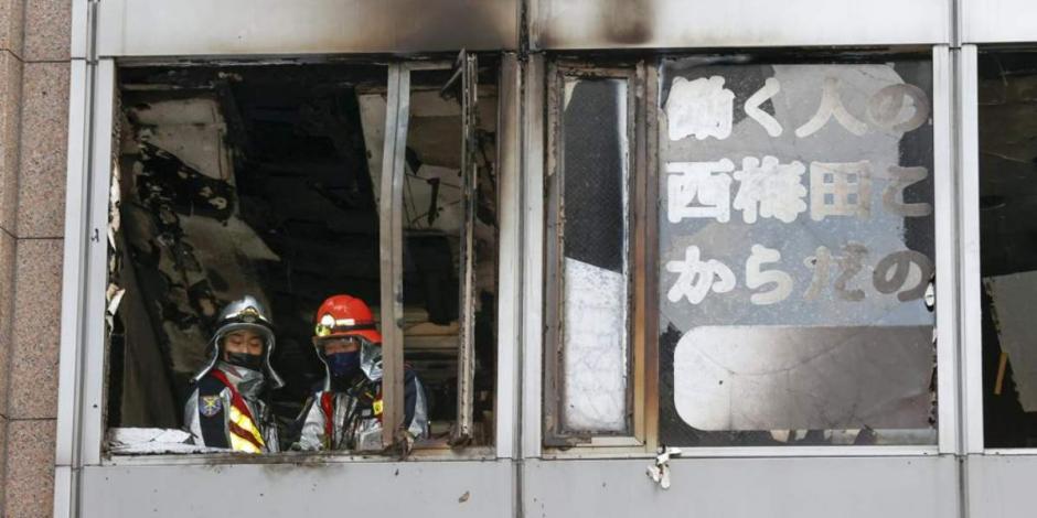 El incendio comenzó en el cuarto piso de un edificio de ocho pisos en el área comercial y de entretenimiento de Kitashinchi.