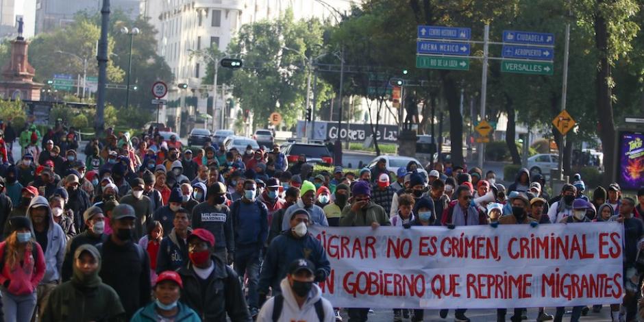 Migrantes acudieron ayer al Zócalo capitalino, al Senado y a la Comar, para llegar finalmente a la sede de la Secretaría de Gobernación.