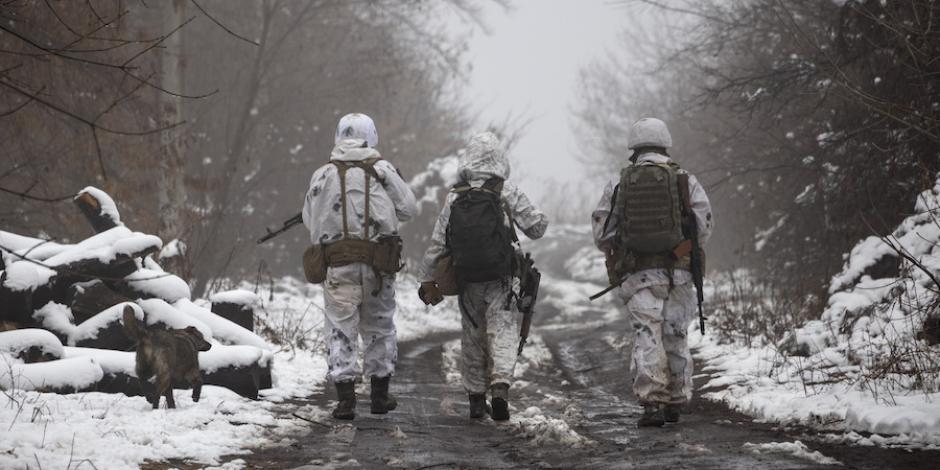 Militares ucranianos realizan labores de vigilancia en la frontera para monitorear presencia de rusos la semana pasada.