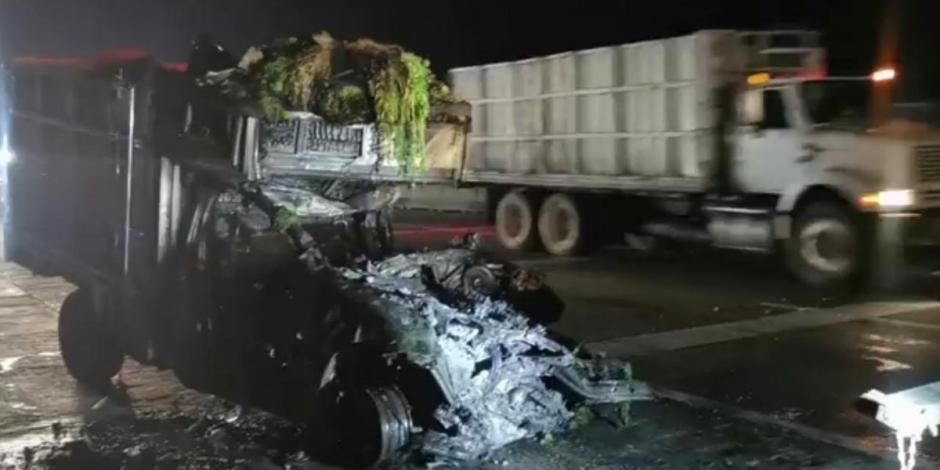 La camioneta que transportaba verduras luego del choque en la autopista México-Puebla.