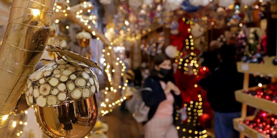 Protección Civil invitó a las familias a mantener a los animales de compañía e infantes alejados de artefactos cortantes como las esferas de Navidad para prevenir accidentes.