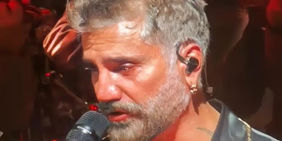 Alejandro Fernández llora devastado en su primer concierto tras la muerte de su papá