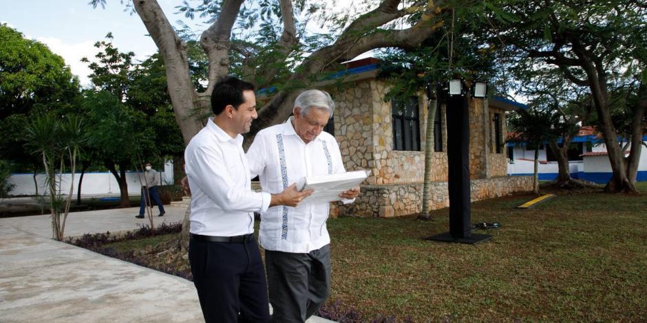 El gobernador de Yucatán, Mauricio Vila Dosal, junto a Andrés Manuel López Obrador, presidente de México.