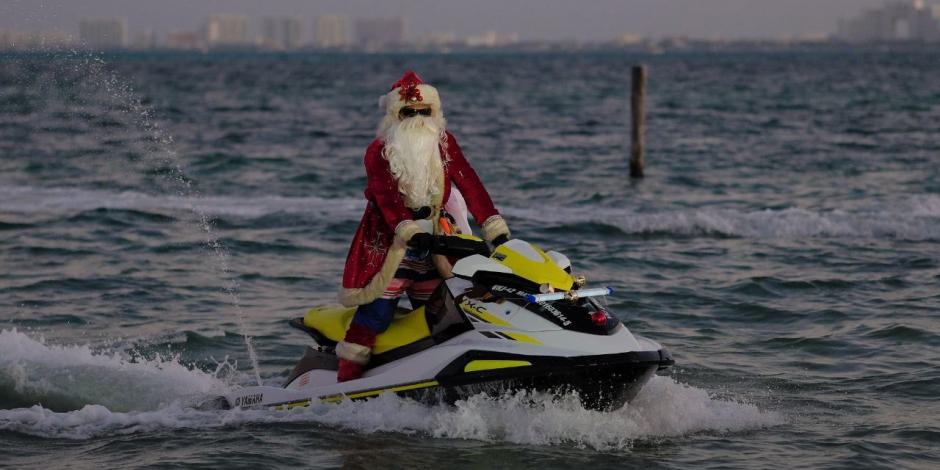 Santa Claus llegó a Playa Del Niño en Cancún, Quintana Roo para activar el modo navideño entre los benitojuarenses
