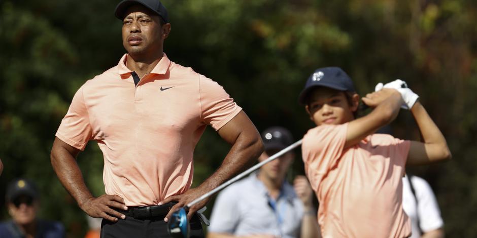 Tiger Woods en el tee de salida mientras su hijo Charlie le pega a la bola durante el torneo de golf del PNC Championship