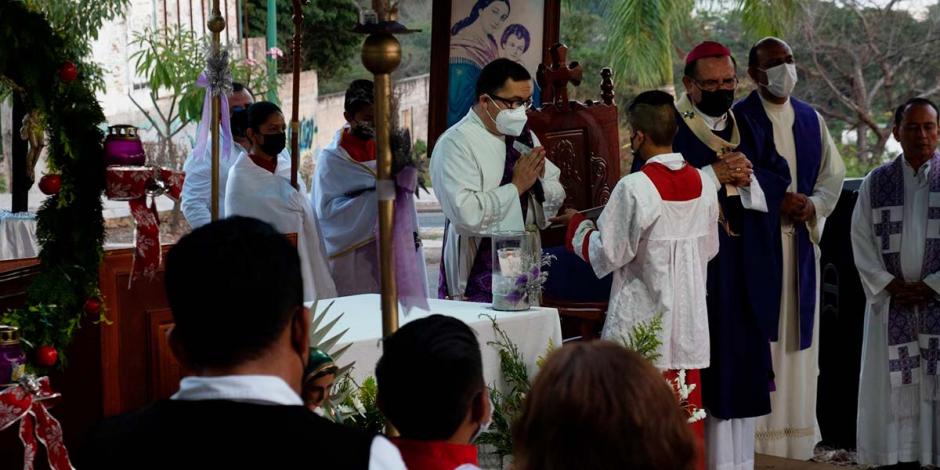 El arzobispo de Tuxtla Gutiérrez encabezó la misa con motivo del Día Internacional del Migrante en el lugar donde decenas de extranjeros murieron tras la volcadura de un tráiler