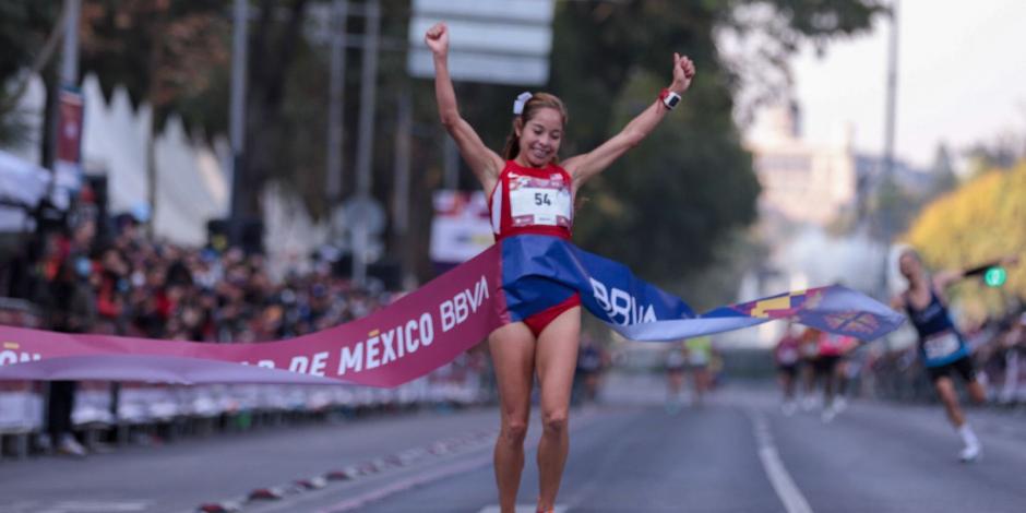 La mexicana Citlali Cristian al momento de cruzar la meta en el Medio Maratón de la CDMX.