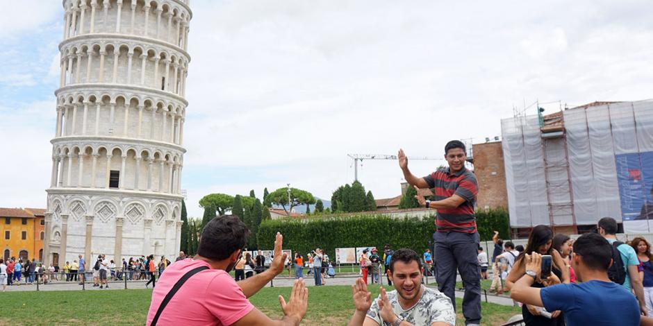Cuando las fotos no se podían ver en el momento, a una mujer le tomaron una decepcionante foto en la Torre de Pisa