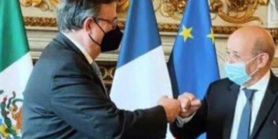 Marcelo Ebrard (SRE) y Jean-Yves Le Drian, (ministro de Asuntos Exteriores de Francia) chocan sus puños: México busca modernizar Acuerdo Global con la Unión Europea a través de Francia