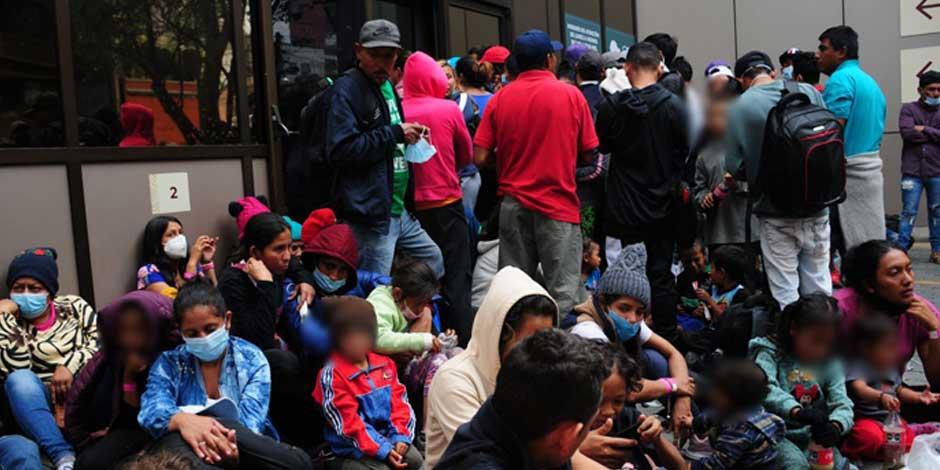Migrantes esperan afuera de las instalaciones del INM pata poder ingresar a tramitar sus visas humanitarias