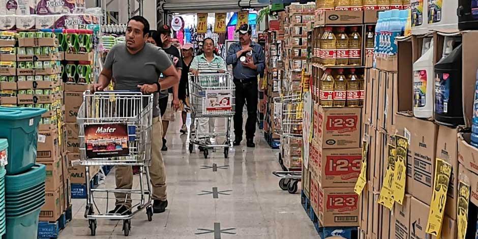 Un día cualquiera al interior de un supermercado. Al cierre de 2021, productos de la canasta básica registran aumento de hasta 66%;