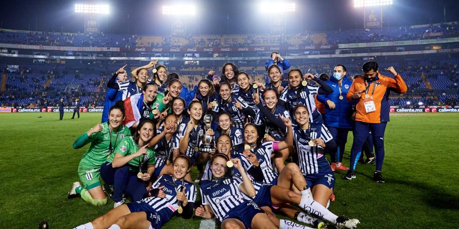 Jugadoras de Rayadas celebran el título de la Liga MX Femenil