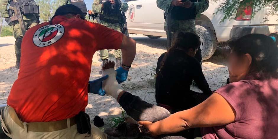 Migrantes reciben asistencia médica antes de continuar su camino al norte de México