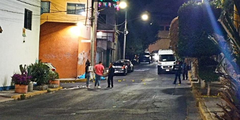 Dos personas muertas, el saldo de una balacera en Calle Tezozomoc,