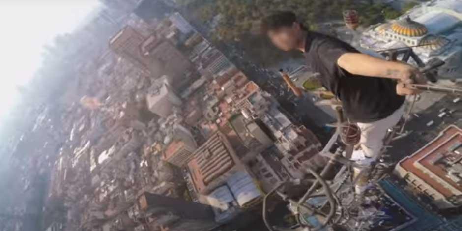 Youtuber sube a la punta de la Torre Latino en la CDMX; "hazaña" se viraliza