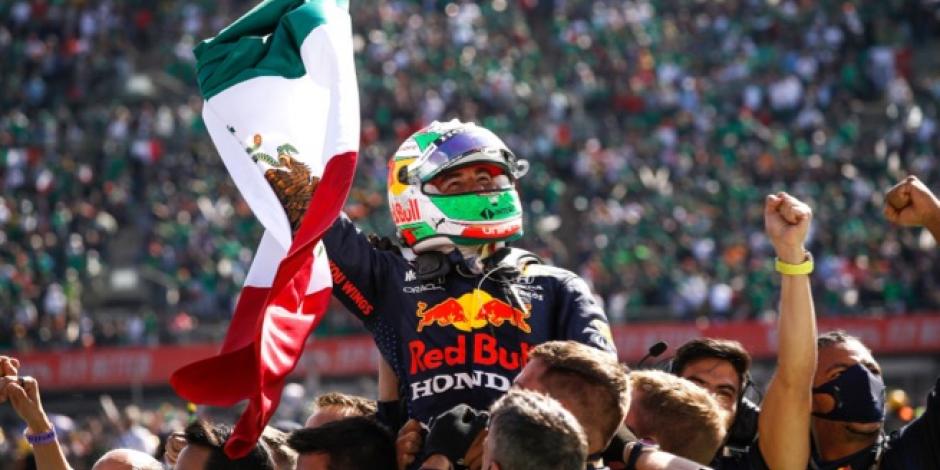 El mexicano celebra con su afición el tercer lugar en el GP de la CDMX.