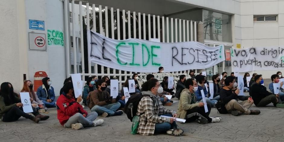 Estudiantes del CIDE realizan una protesta al exterior del plantel que permanece cerrado.