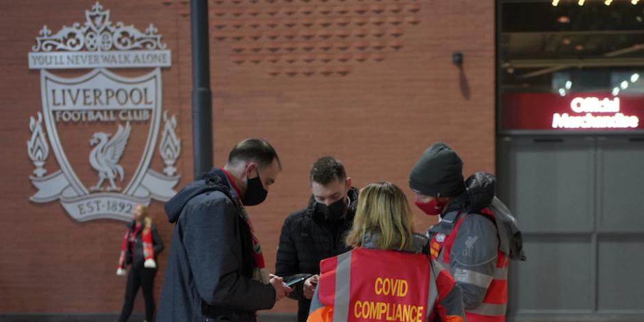 Trabajadores, del Liverpool atienden a los fanáticos que se hacían presentes en el estadio.