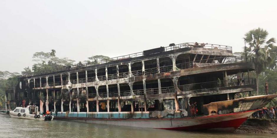 El barco quemado fue anclado el viernes en la costa del distrito de Jhalokati, en el río Sungandha, en Bangladesh