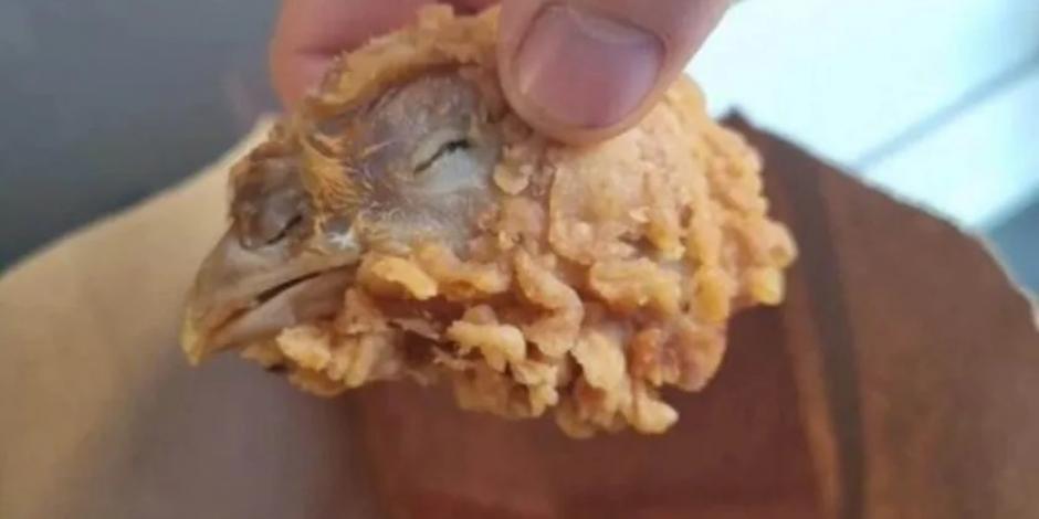 Una mujer publicó en redes sociales una foto impactante donde mostró la cabeza del pollo con su pico y ojos en su combo de alitas del KFC.
