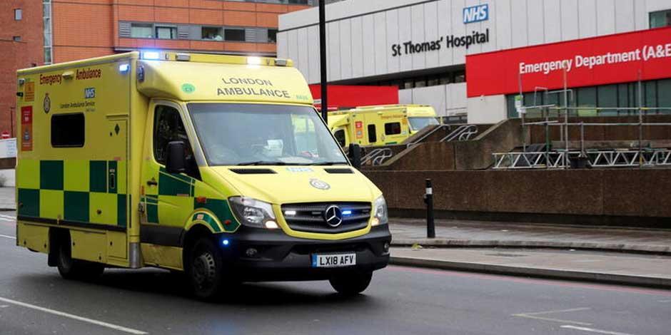 Reino Unido registra más de 122 mil nuevos casos de COVID-19 en 24 horas. En la imagen, una ambulancia de Londres