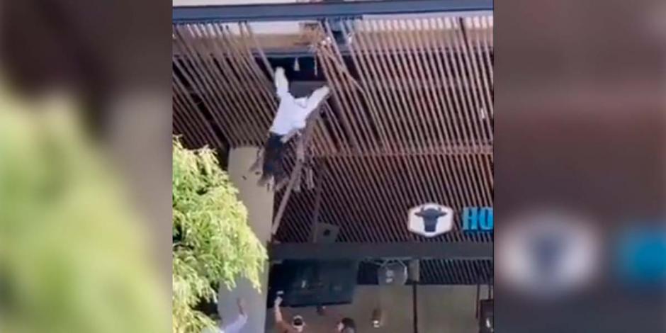 Hombre cae de varios metros en plaza comercial en Nuevo León