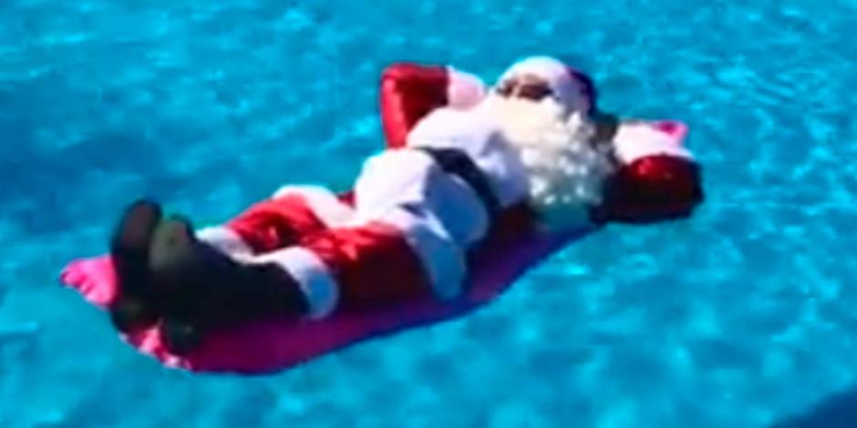Santa Claus tomando el sol en una piscina