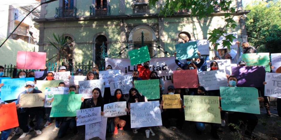Manifestantes colocaron una manta en las rejas de la sede gubernamental con la consigna "¡Libertad a José Manuel! Preso político del Gobierno de Veracruz"